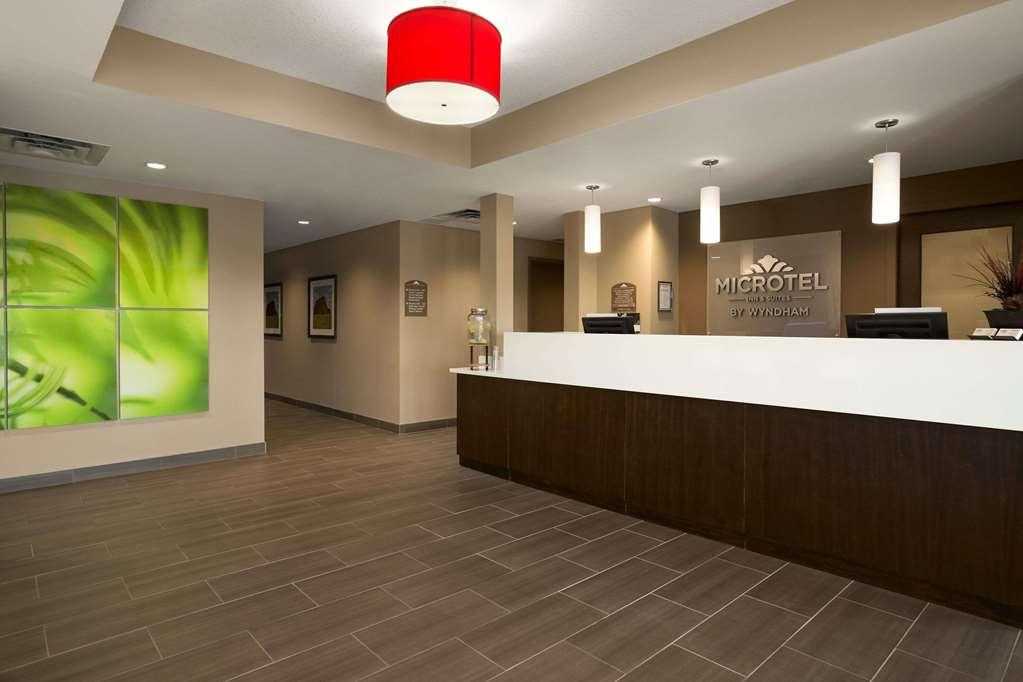 温德姆温本米克罗套房酒店 Weyburn 内观 照片
